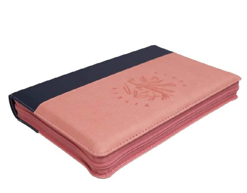 Biblia RVR60 Letra Grande 14 pts con ayudas Digitales – rosado azul con cierre - Imagen 4