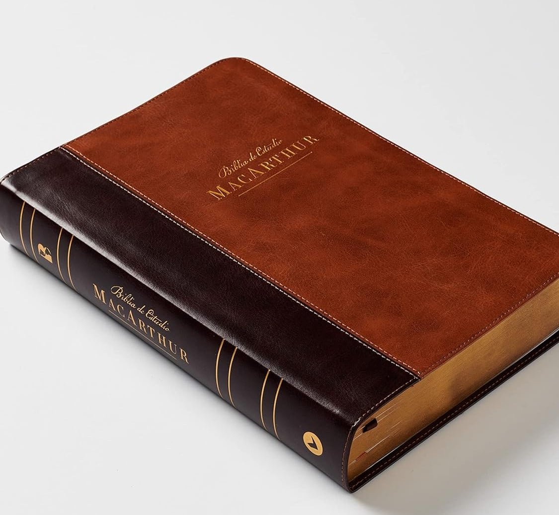 NBLA Biblia de Estudio MacArthur café - Imagen 3