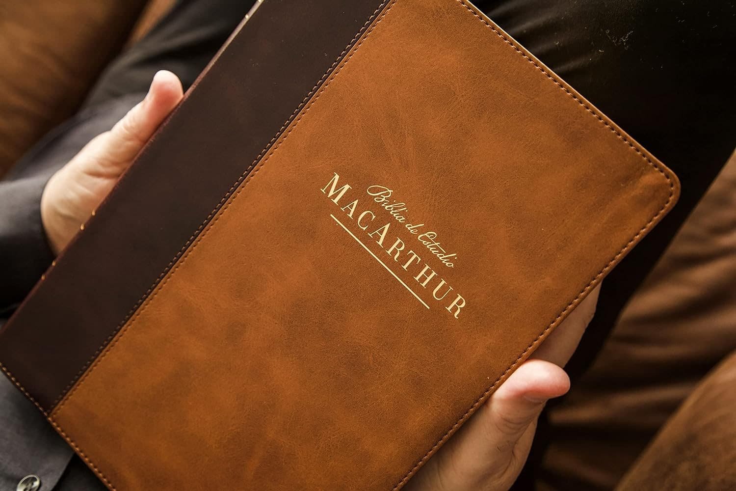 NBLA Biblia de Estudio MacArthur café - Imagen 2