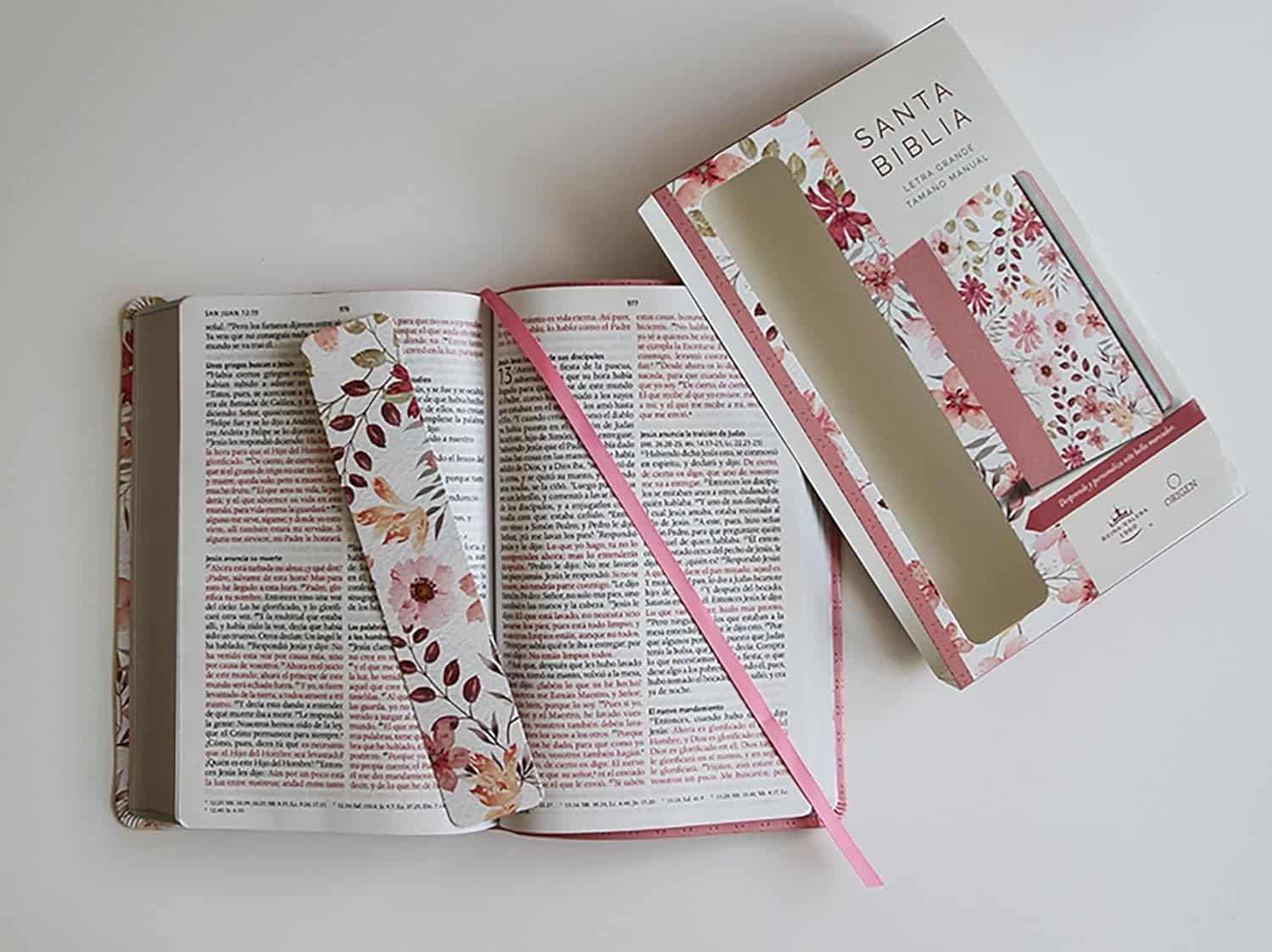 Biblia Reina Valera 1960 letra grande. Piel rosada con flores, tamaño manual - Imagen 5