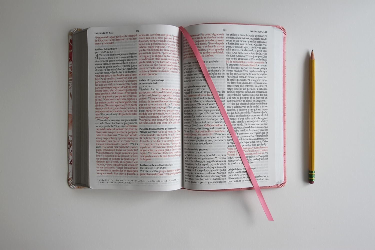 Biblia Reina Valera 1960 letra grande. Piel rosada con flores, tamaño manual - Imagen 4