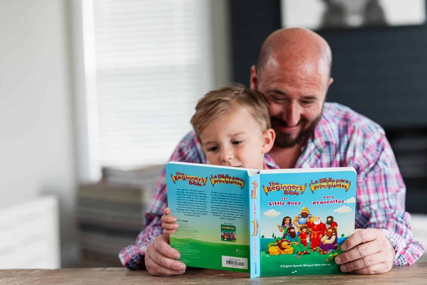 The Beginner’s Bible for Little Ones (Bilingual) / La Biblia para principiantes para pequeñitos - Imagen 2