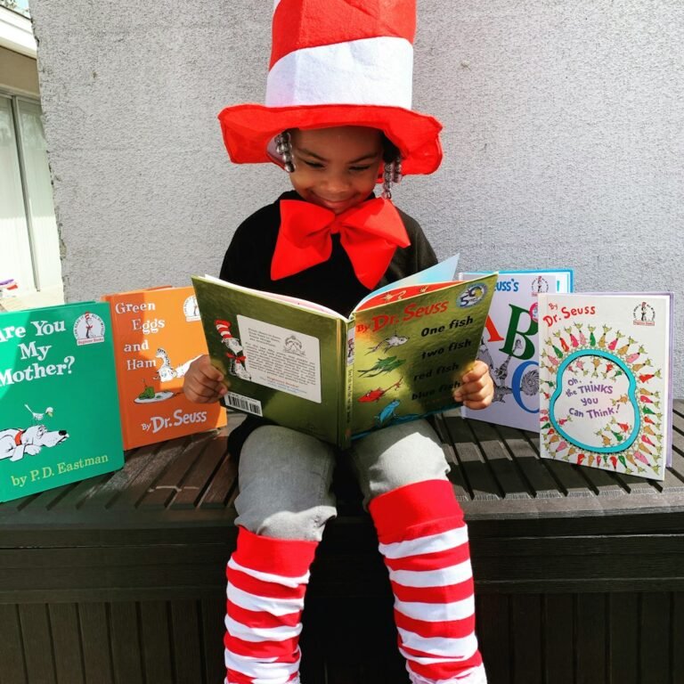 Niña leyendo un libro, imagen contextual para Biblia explicada de estudio para niños. Foto: Catherine Hammond / Unsplash.