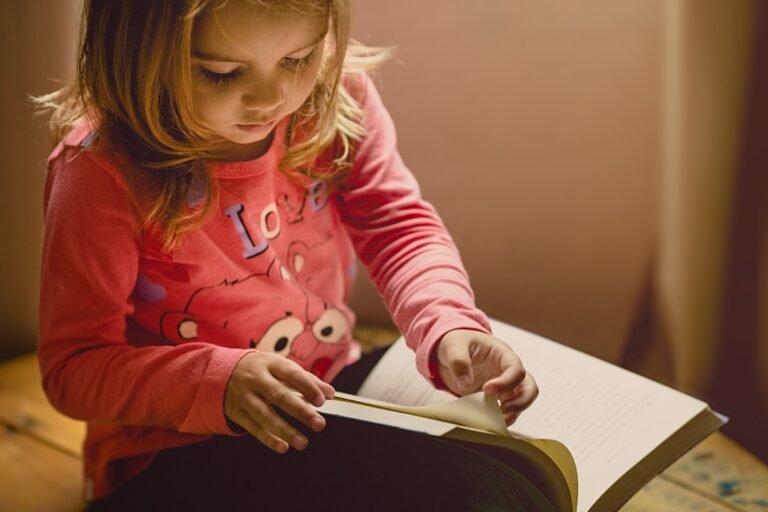 Niña en un contexto de lectura y aprendizaje, imagen contextual para Biblia de Estudio para niñas Vida Plena RVC