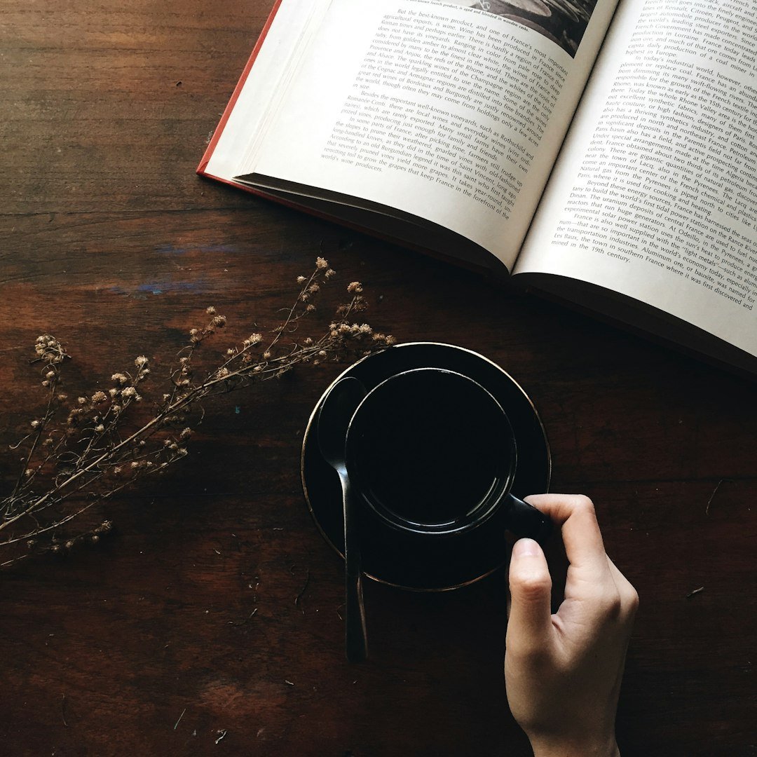 Lectura personal en un ambiente tranquilo junto a una Biblia de bolsillo