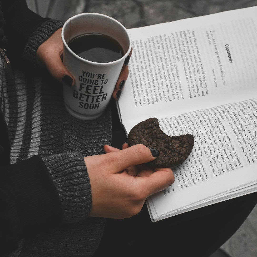 Momento de lectura personal con un libro y una taza en un entorno cotidiano