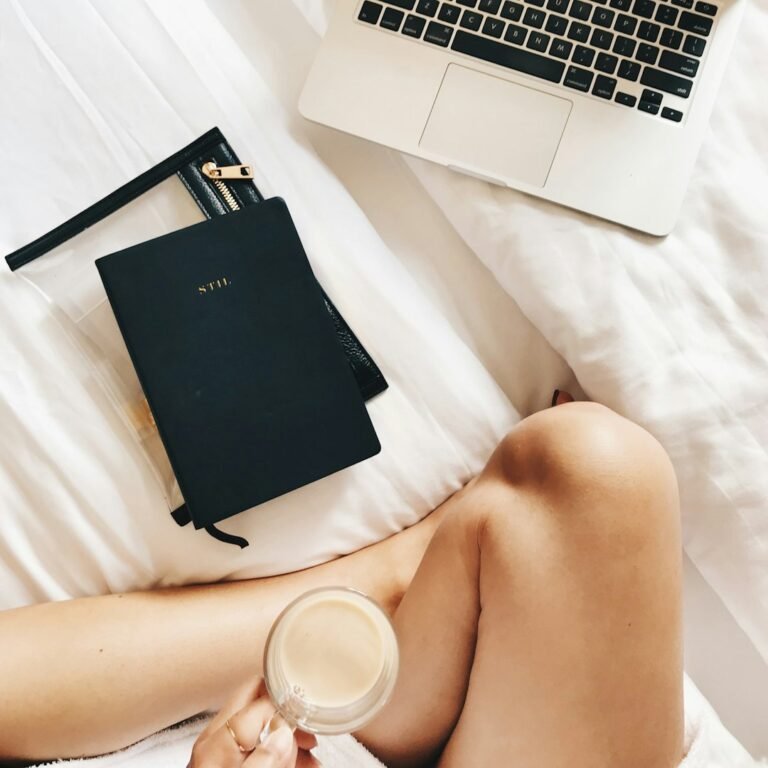 Mujer en contexto de lectura personal para Biblia de tamaño bolsillo con cierre RV1960 para mujeres