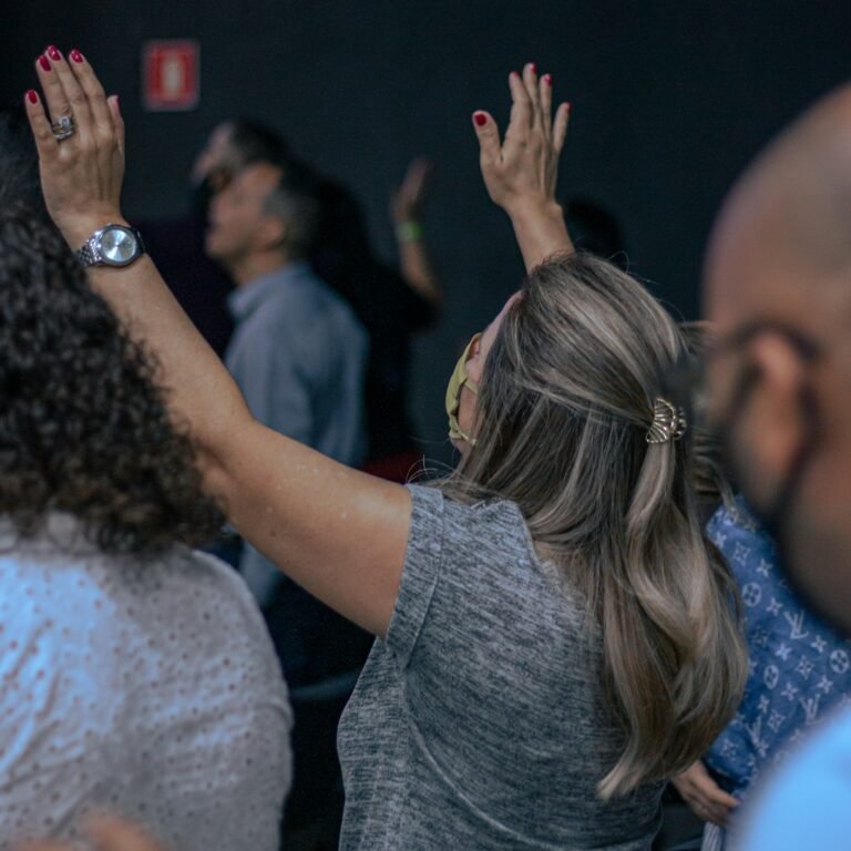 Comunidad cristiana reunida como contexto de uso para caja de 40 Biblias misioneras