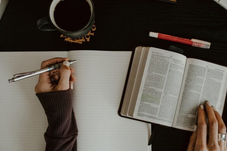 Biblia abierta junto a un cuaderno durante un momento de estudio, imagen contextual