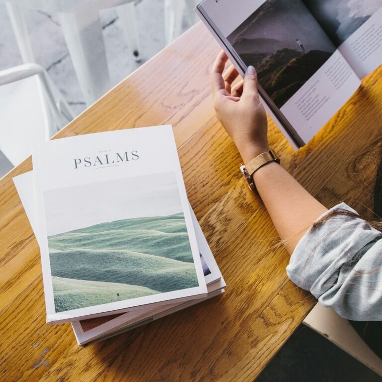 Persona leyendo una Biblia abierta en un momento de lectura y reflexión cristiana