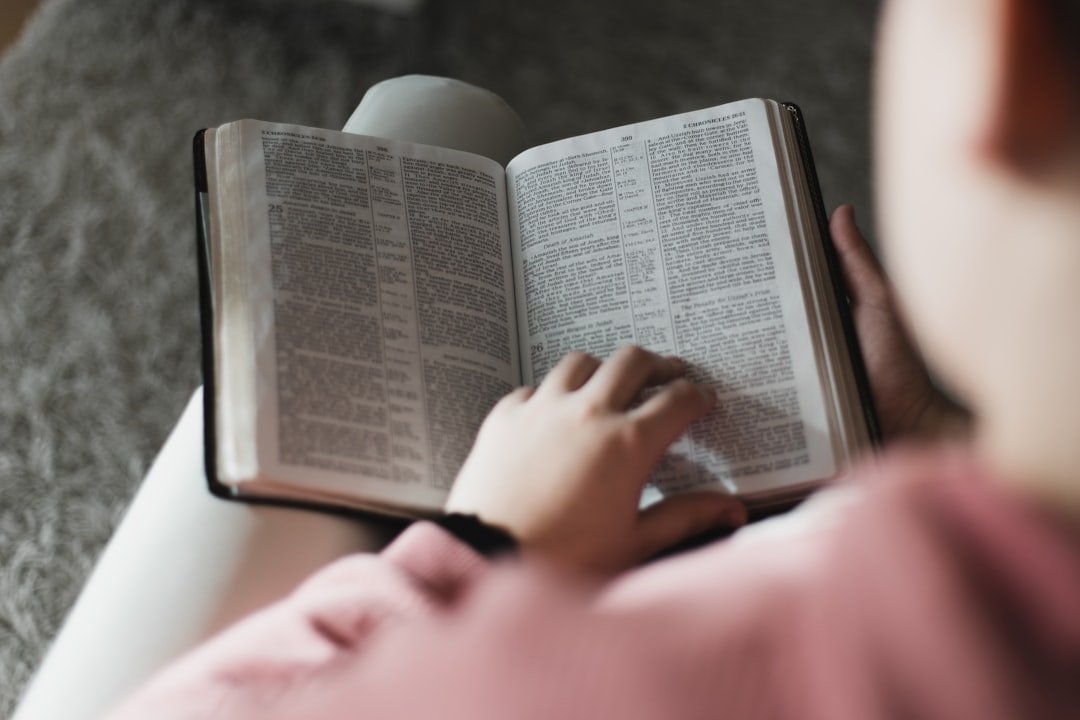 Persona leyendo y estudiando en una mesa, imagen contextual para Biblia de Estudio para niñas Vida Plena RVC