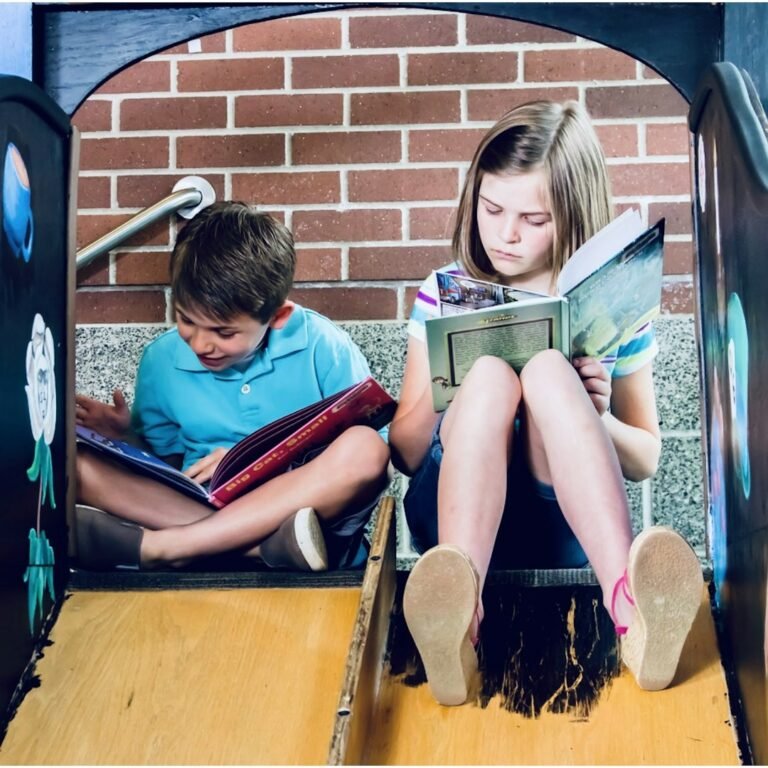 Niños leyendo libros como contexto de uso para Pack N° 1 Aventuras de la Biblia con caja