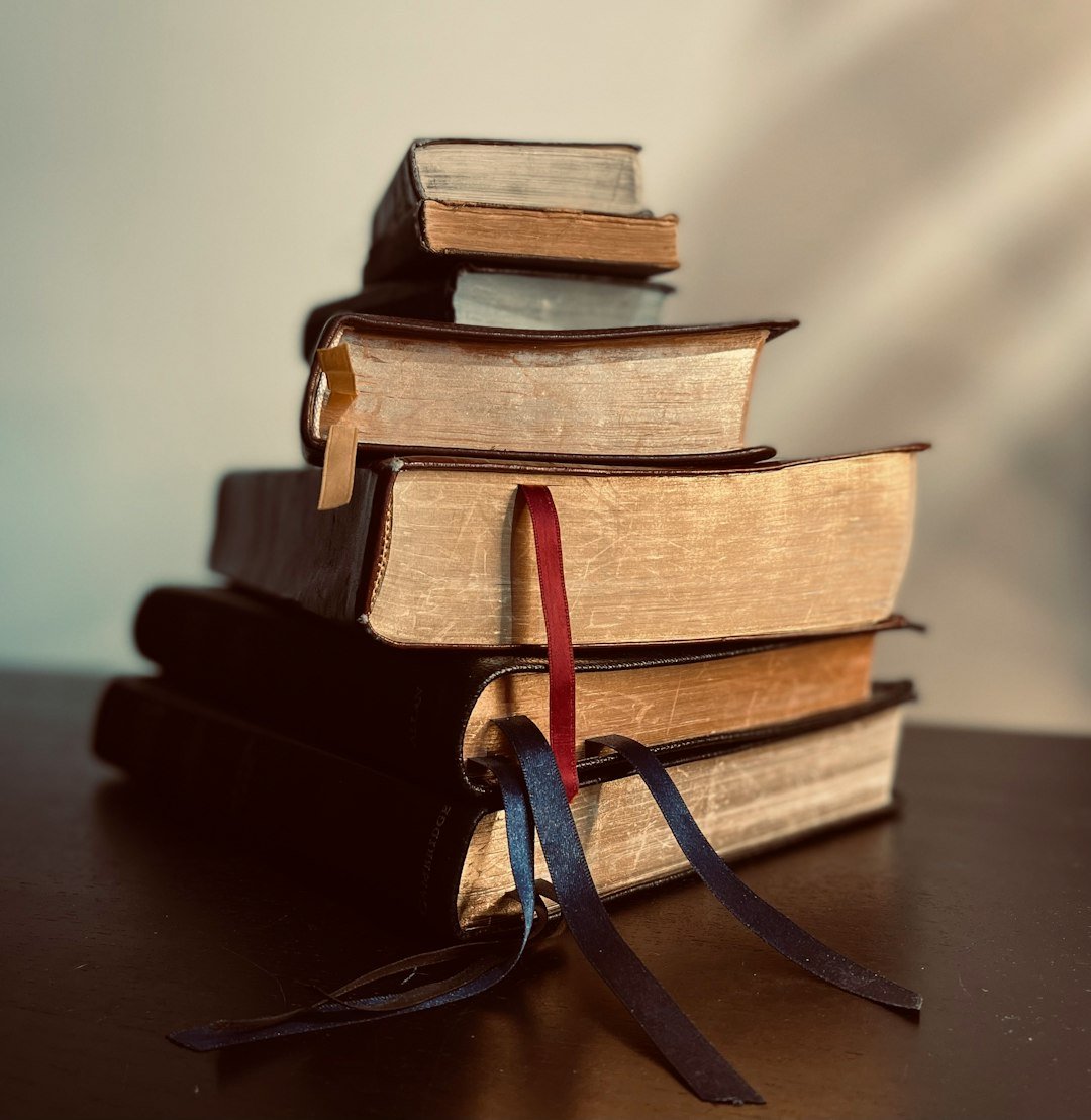 Libros y Biblias en contexto de lectura cristiana para ¡Qué buena pregunta! de R.C. Sproul